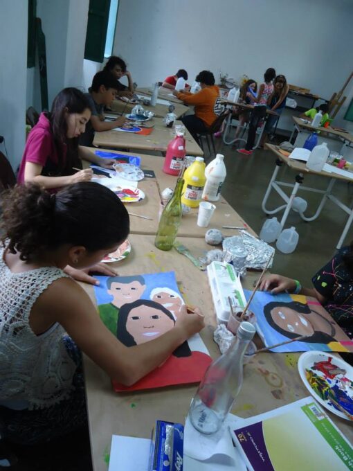 niños pintando