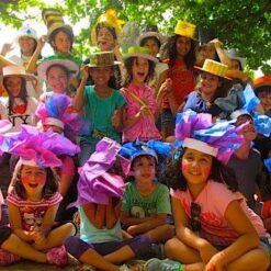 niños con sombreros artísticos