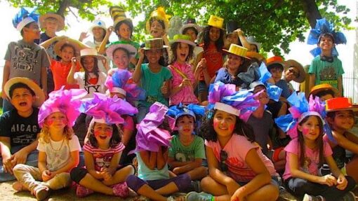 niños con sombreros artísticos