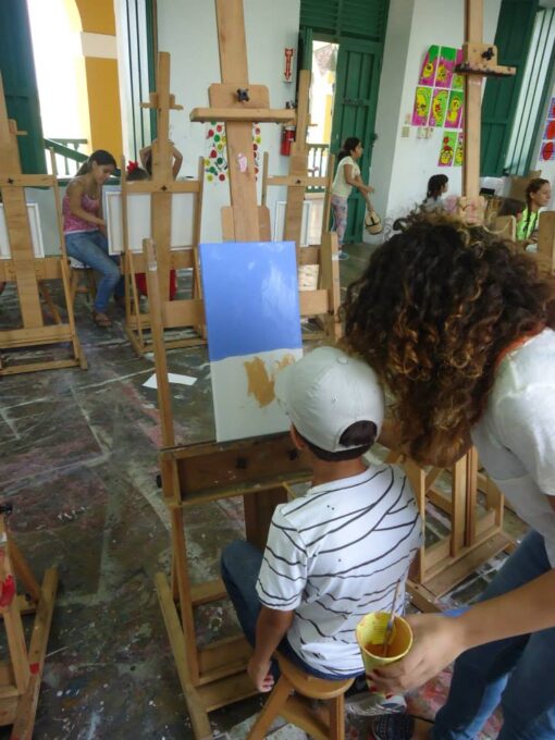 niños pintando
