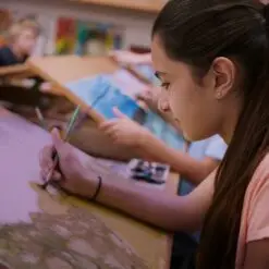 Niña pintando