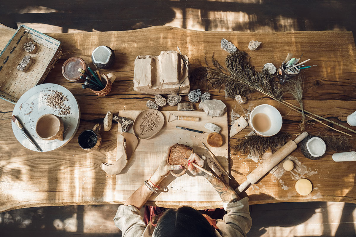 Mesa con cerámicas
